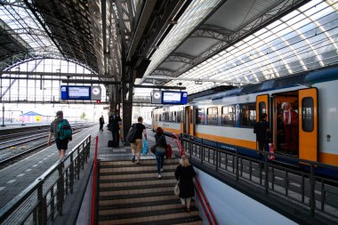 İnsanlar-Merkez Tren İstasyonu, Amsterdam, Hollanda 