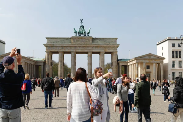 Turisták Brandenburger Tor Ban Berlinben Németországban — Stock Fotó