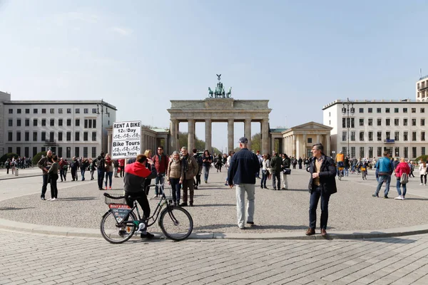 Touristen Brandenburger Tor Berlin — Stockfoto