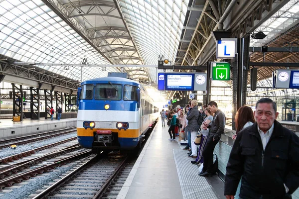 Menschen Hauptbahnhof Amsterdam Niederlande — Stockfoto