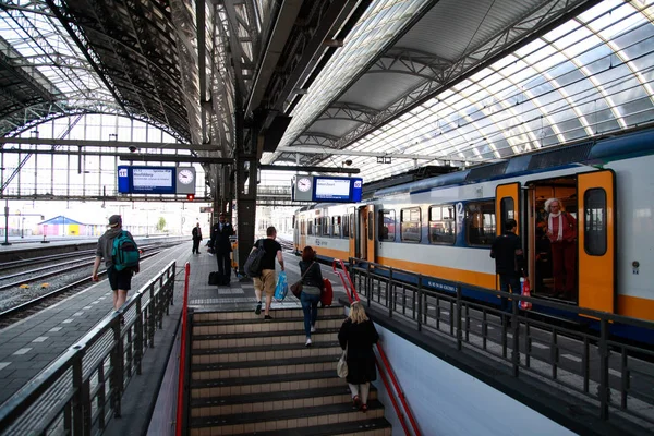 Menschen Hauptbahnhof Amsterdam Niederlande — Stockfoto