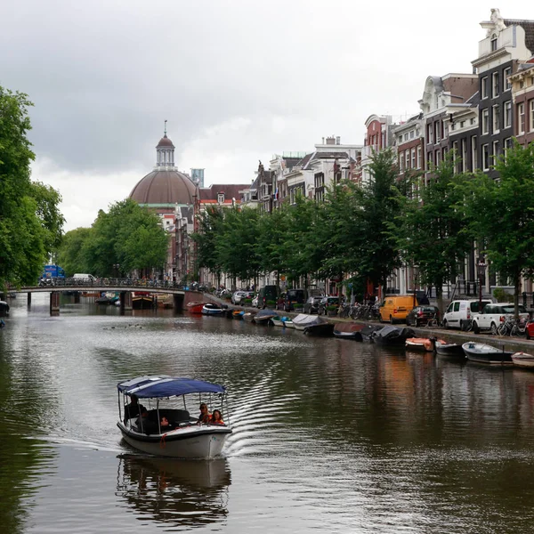 Лодка Людьми Амстердамском Канале Нидерландах — стоковое фото