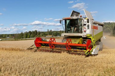 Buğday alanında çalışma, hasat kavramı birleştirin 