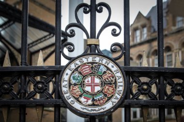 Çitin üzerinde nameboard büyük Doğu Demiryolu 