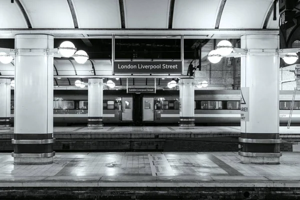 Musta Valkoinen Kuva Liverpool Street Station Lontoossa Underground Englanti — kuvapankkivalokuva