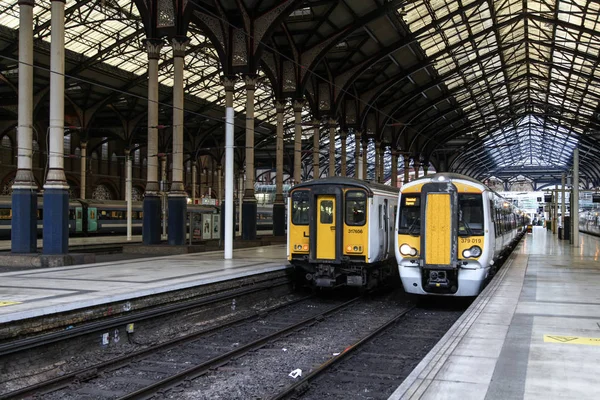 Junat Liverpool Street Asemalla Lontoossa Maanalainen Englanti — kuvapankkivalokuva
