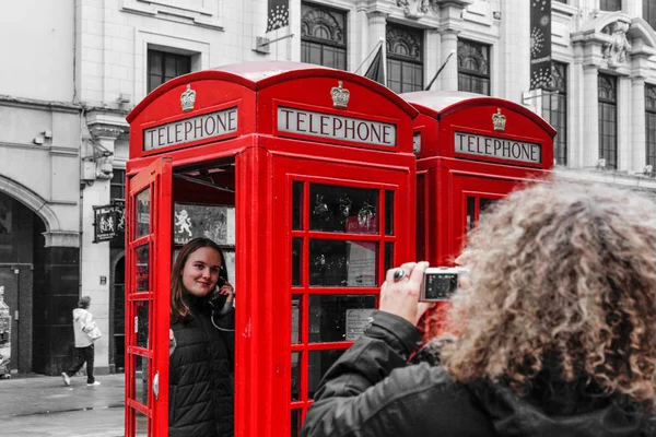 Туристы Стреляют Телефонной Будки Лондоне Англия — стоковое фото