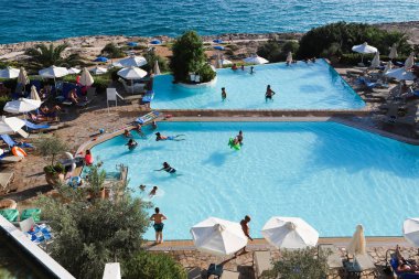 Aya Napa Otel yüzme havuzunda eğlenmek insanlar yüksek açı görünümü, Kıbrıs