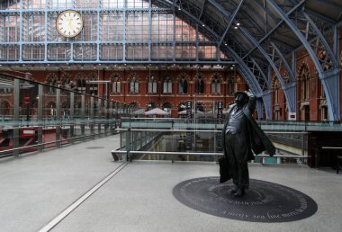 Londra, Ingiltere-Mayıs 15, 2013: anıt St Pancras Tren İstasyonu 
