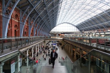 Londra, Ingiltere-15 Mayıs 2013: St Pancras Tren istasyonunda Insanlar 