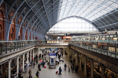 Londra, Ingiltere-15 Mayıs 2013: St Pancras Tren istasyonunda Insanlar 