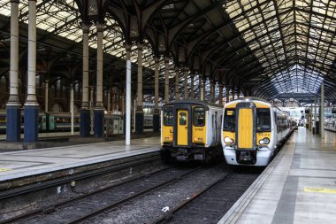 Londra Underground, Ingiltere 'de Liverpool sokak istasyonunda trenler 
