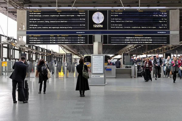 London England Toukokuu 2013 Ihmiset Pancras Rautatieasema — kuvapankkivalokuva