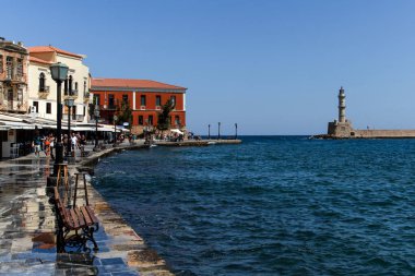 Resort Chania, Girit deniz kıyısında insanlar