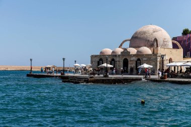 Resort Chania, Girit deniz kıyısında insanlar