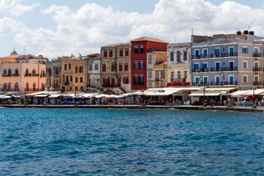 Resort Chania, Girit deniz kıyısında insanlar