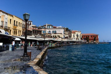 Resort Chania, Girit deniz kıyısında insanlar