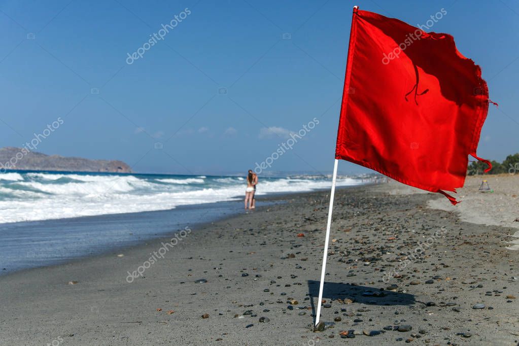Bandera roja en la playa de Chania, Creta 2024