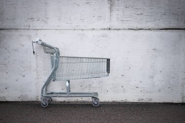 Duvar önünde alışveriş arabası