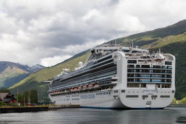 Flam, Norveç - 18 Haziran 2019: Flam limanında büyük seyir gemisi Sapphire Princess, Norveç