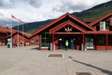 Küçük popüler turizm kasabası Flam, Norveç'te tren istasyonu ve alışveriş.