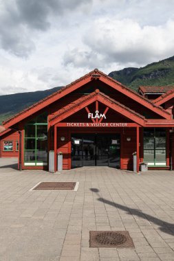 Küçük popüler turizm kasabası Flam, Norveç'te tren istasyonu ve alışveriş.