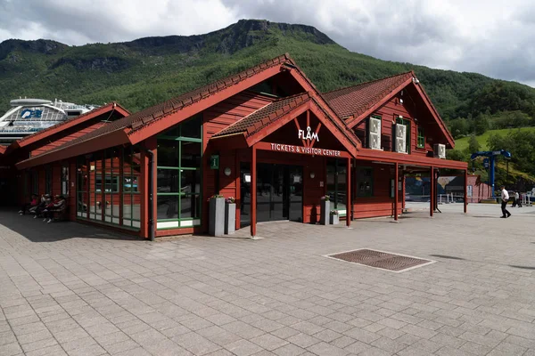 Küçük popüler turizm kasabası Flam, Norveç'te tren istasyonu ve alışveriş.