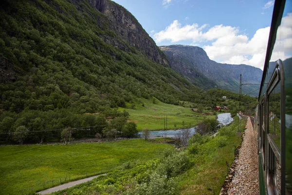 Pohled Vlaku Který Prochází Zeleným Polem Horami — Stock fotografie