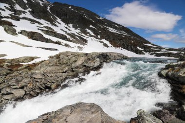 soğuk hızlı akışı ile dağ şelale pitoresk görünümü , Strynefjellet, Norveç 