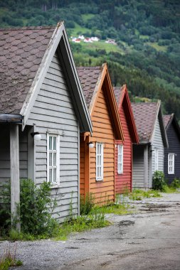 Sogndal, Norveç'te farklı renklerde küçük evler
