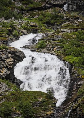 soğuk hızlı akışı ile dağ şelale pitoresk görünümü , Strynefjellet, Norveç 