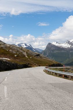 karla kaplı dağlar arasında otoyolun pitoresk görünümü, Strynefjellet, Norveç  