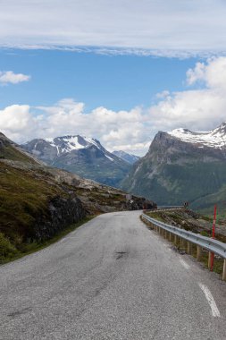 karla kaplı dağlar arasında otoyolun pitoresk görünümü, Strynefjellet, Norveç 