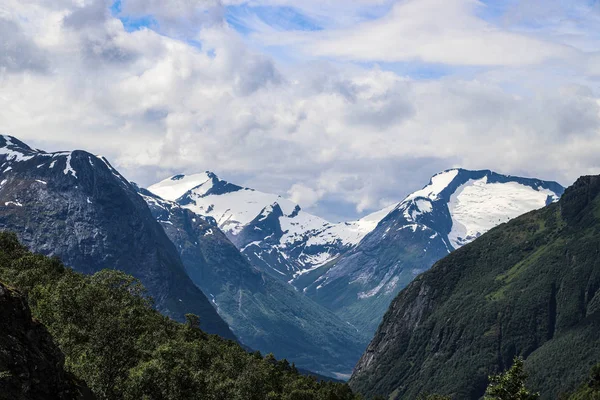 Malowniczy Widok Pokrytych Śniegiem Szczytów Górskich Strynefjellet Norwegia — Zdjęcie stockowe