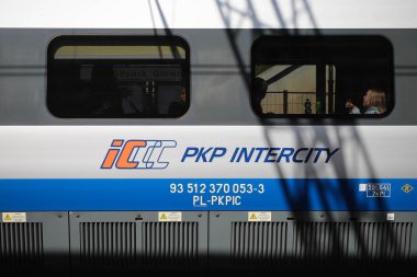 Tren istasyonu platformuna gelen Pkp şehirlerarası tren, Gdansk, Polonya
