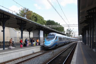 Tren istasyonu platformuna gelen Pkp şehirlerarası tren, Gdansk, Polonya