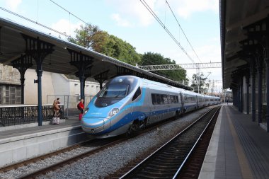 Tren istasyonu platformuna gelen Pkp şehirlerarası tren, Gdansk, Polonya