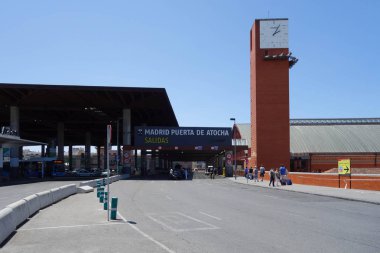 Madrid güneşli bir günde Puerta de Atocha istasyonu, İspanya