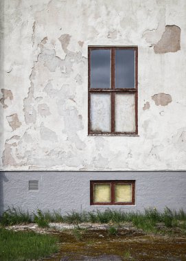 Eski terk edilmiş bir evin çürümesi