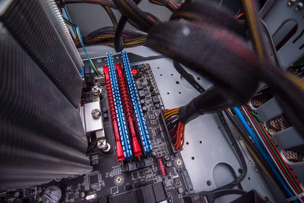 ビデオカードプロセッサの熱ペーストの交換 コンピュータの修復とPcの改善 個人用コンピュータの構成要素です コンピュータシステムのアップグレード ウジホード ウクライナ 6月22日 2020年 — ストック写真