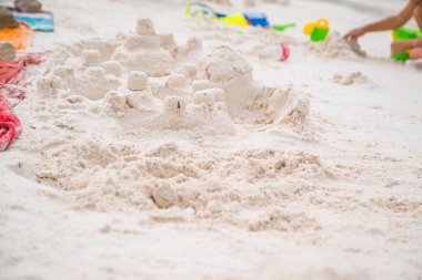 Deniz kıyısında kumdan kale inşa edilmiş. Solunum konsepti. Turizm sezonunun başlangıcı.