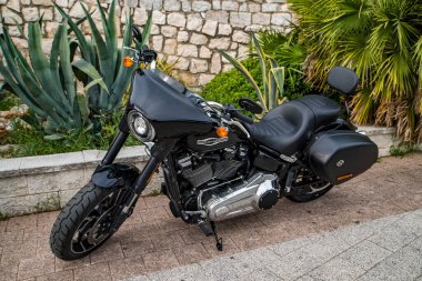 Siyah motosikletli Harley Davidson. Nakliye tipi. Crikvenica 'da. Hırvatistan - 2 Temmuz 2020.