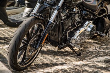 Siyah motosikletli Harley Davidson. Nakliye tipi. Yakın plan. Crikvenica 'da. Hırvatistan - 2 Temmuz 2020.