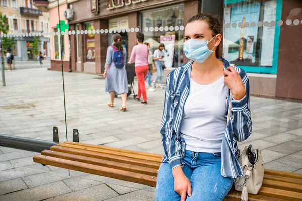 Chica Con Una Máscara Médica Parada Autobús Protección Contra Coronavirus —  Fotos de Stock