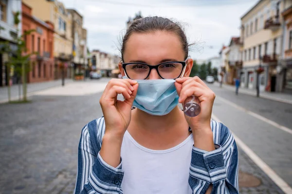 Dziewczyna Nosi Maskę Medyczną Mieście Ochrona Przed Koronawirusem — Zdjęcie stockowe