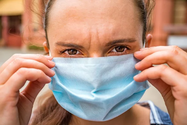 Chica Con Una Máscara Médica Cerca Coronavirus —  Fotos de Stock