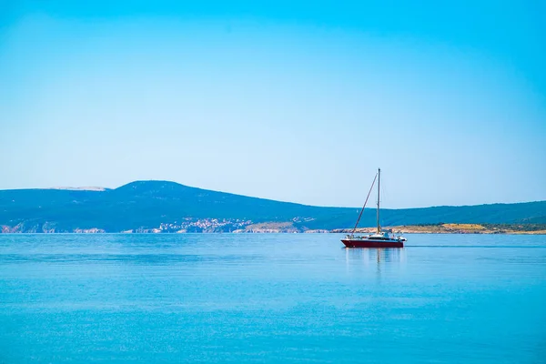 Small Boat Sea Shore Background Vacation Sea City Inscription — Stock Photo, Image