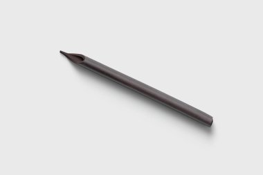 Yumuşak gri arka plan üzerinde bambu izole Arapça ve Farsça kaligrafi kalemi.