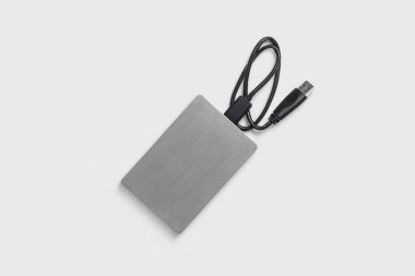Taşınabilir ve dış sabit itibaren Mock-up yumuşak gri arka plan üzerinde izole. Usb konektörlü HDD.