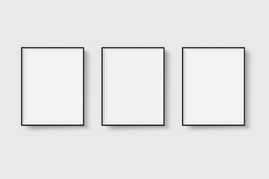 Üç fotoğraf çerçeveleri iç dekor sahte kadar yumuşak gri arka plan üzerinde Mock-up izole.